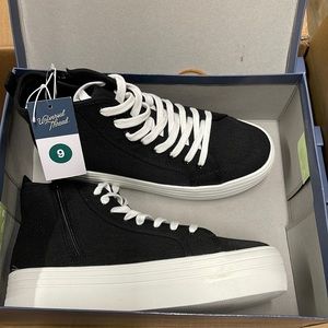 Cassie Sneakers (memory foam) size 9 new